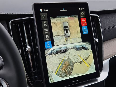 New 2026 Volvo XC90 B6 Plus w/ Protection Package Premier image 16