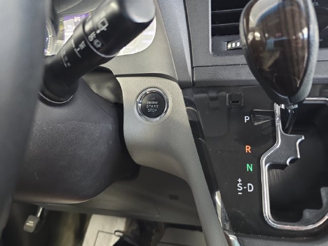 Used 2015 Toyota Sienna XLE Premium FWD image 25
