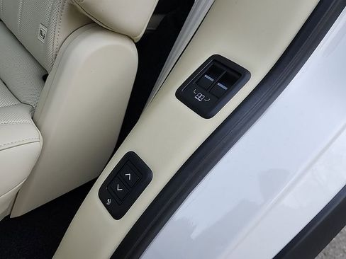 Used 2025 Land Rover Range Rover Long Wheelbase SE image 30