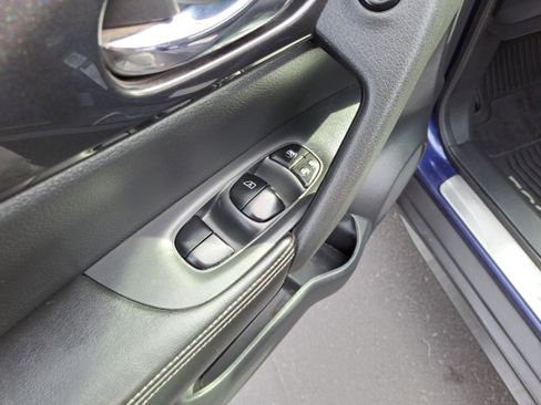 Used 2017 Nissan Rogue SV w/ SV Premium Package image 16