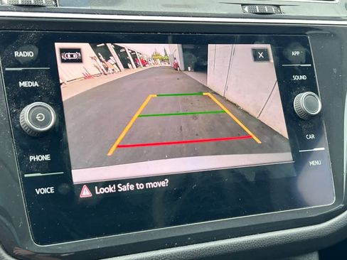 Used 2021 Volkswagen Tiguan SE w/ Panoramic Sunroof Package image 21