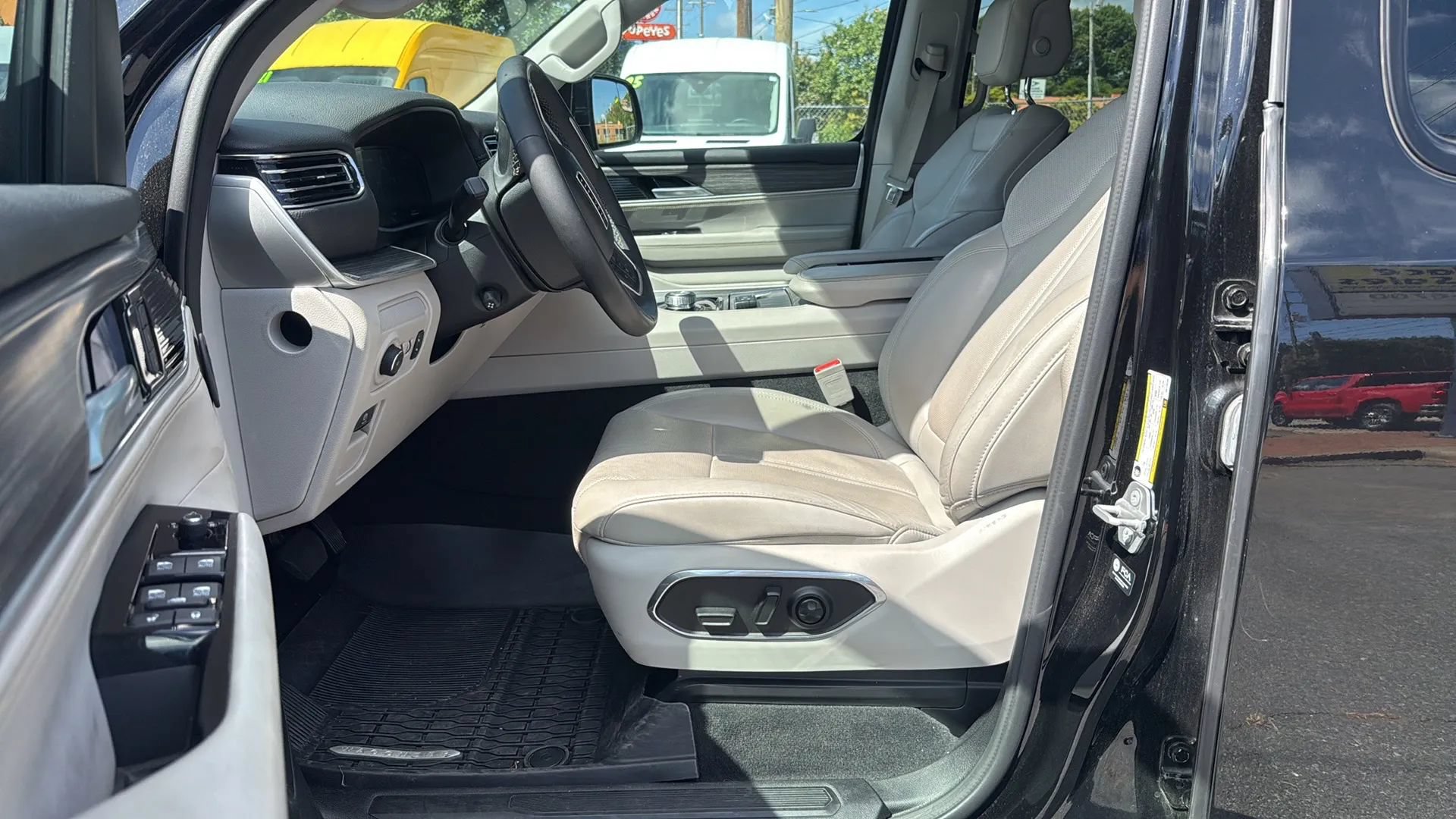 Used 2024 Jeep Wagoneer L Series II w/ Flexible Seating Group RWD image 14