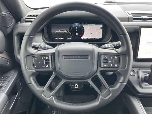 Used 2025 Land Rover Defender 110 image 21