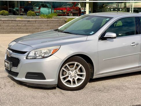 Used 2015 Chevrolet Malibu LT w/ Power Convenience Package image 2