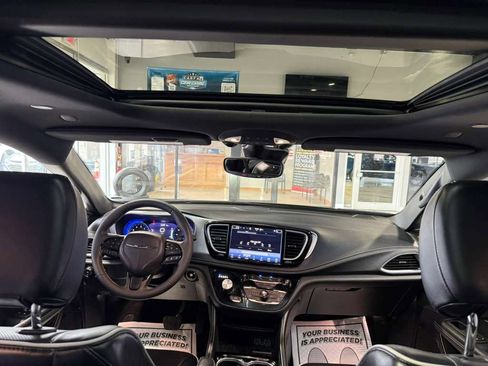 Used 2025 Chrysler Pacifica Limited image 22