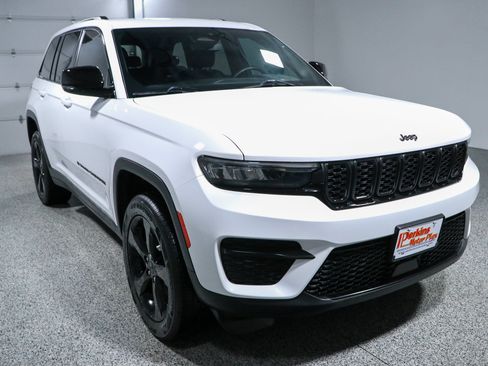 Used 2023 Jeep Grand Cherokee Altitude AWD/4WD image 5