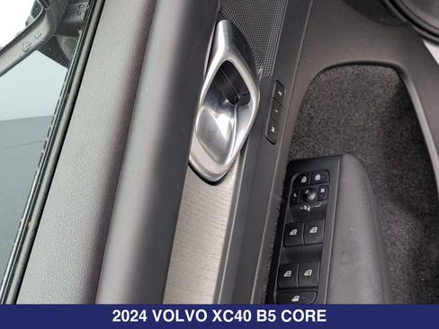 Used 2024 Volvo XC40 B5 Core AWD/4WD image 12