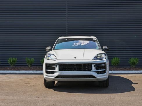 New 2025 Porsche Cayenne Turbo image 10