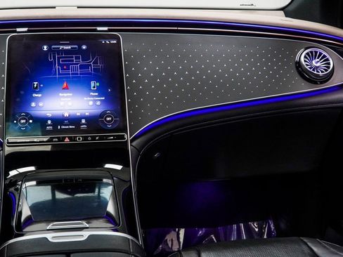 Used 2024 Mercedes-Benz EQE AMG 4MATIC SUV w/ AMG Dynamic Plus Package image 18