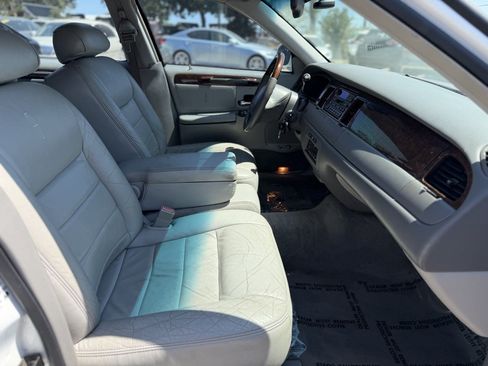 Used 2002 Lincoln Town Car Signature RWD image 16