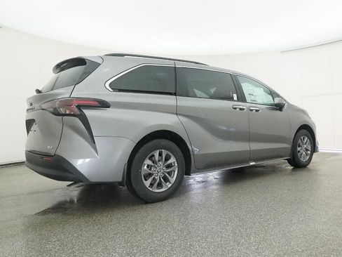 New 2026 Toyota Sienna XLE image 25