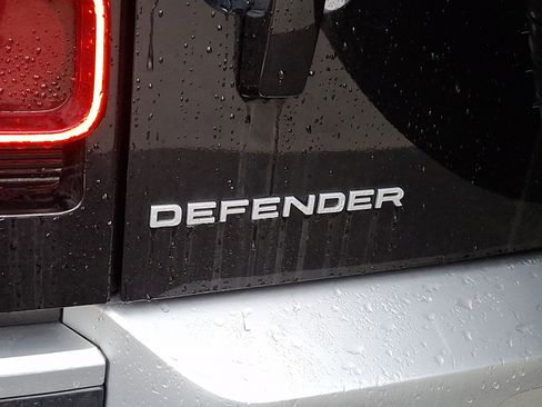 Used 2023 Land Rover Defender 90 S image 30