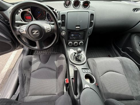 Used 2017 Nissan 370Z Coupe RWD image 9