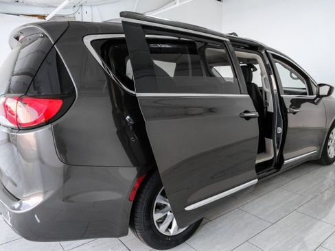 Used 2019 Chrysler Pacifica Touring-L FWD image 42