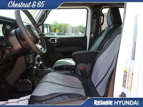Used 2025 Jeep Wrangler Unlimited Sahara AWD/4WD image 23