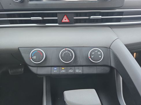Certified 2024 Hyundai Elantra SE FWD image 17