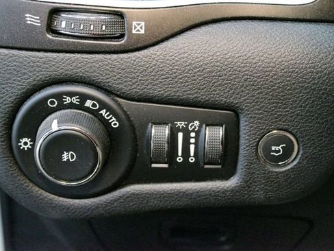 Used 2019 Jeep Cherokee Trailhawk w/ Comfort & Convenience Group AWD/4WD image 21