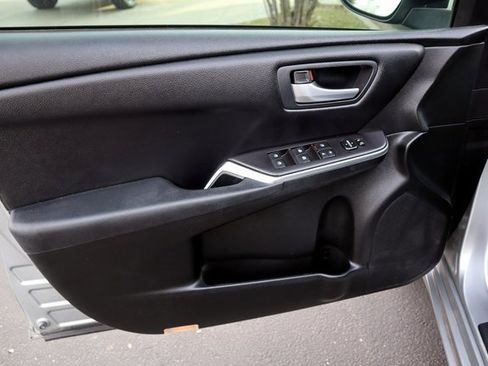 Used 2017 Toyota Camry SE image 23