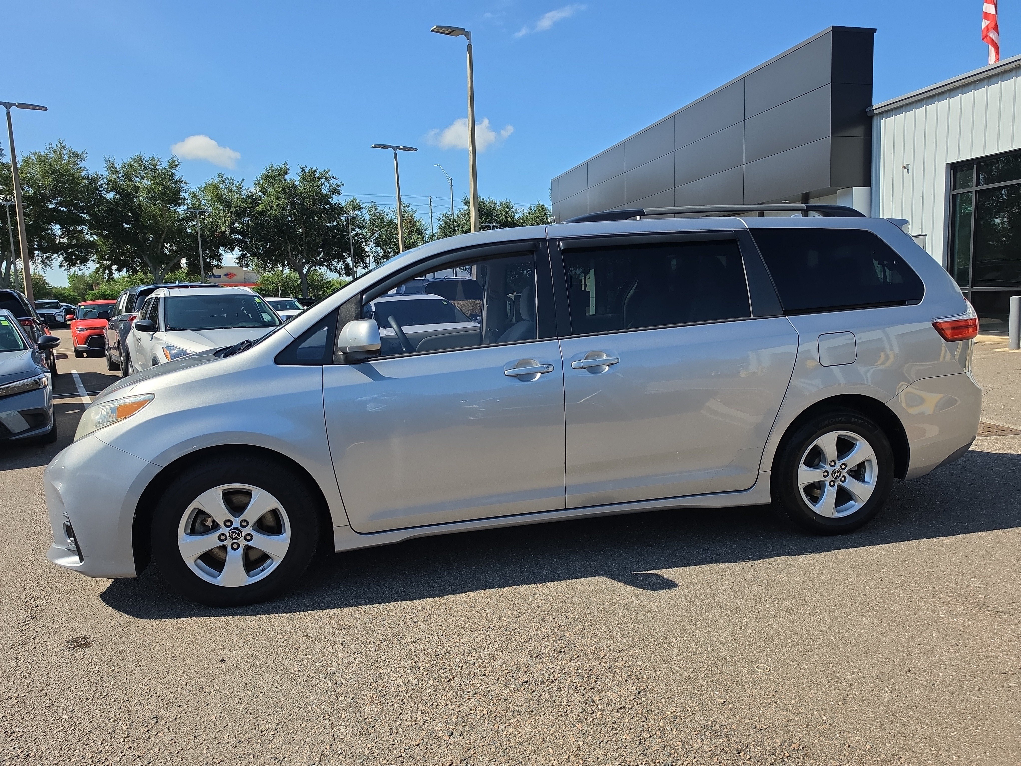 Used 2018 Toyota Sienna LE FWD image 5