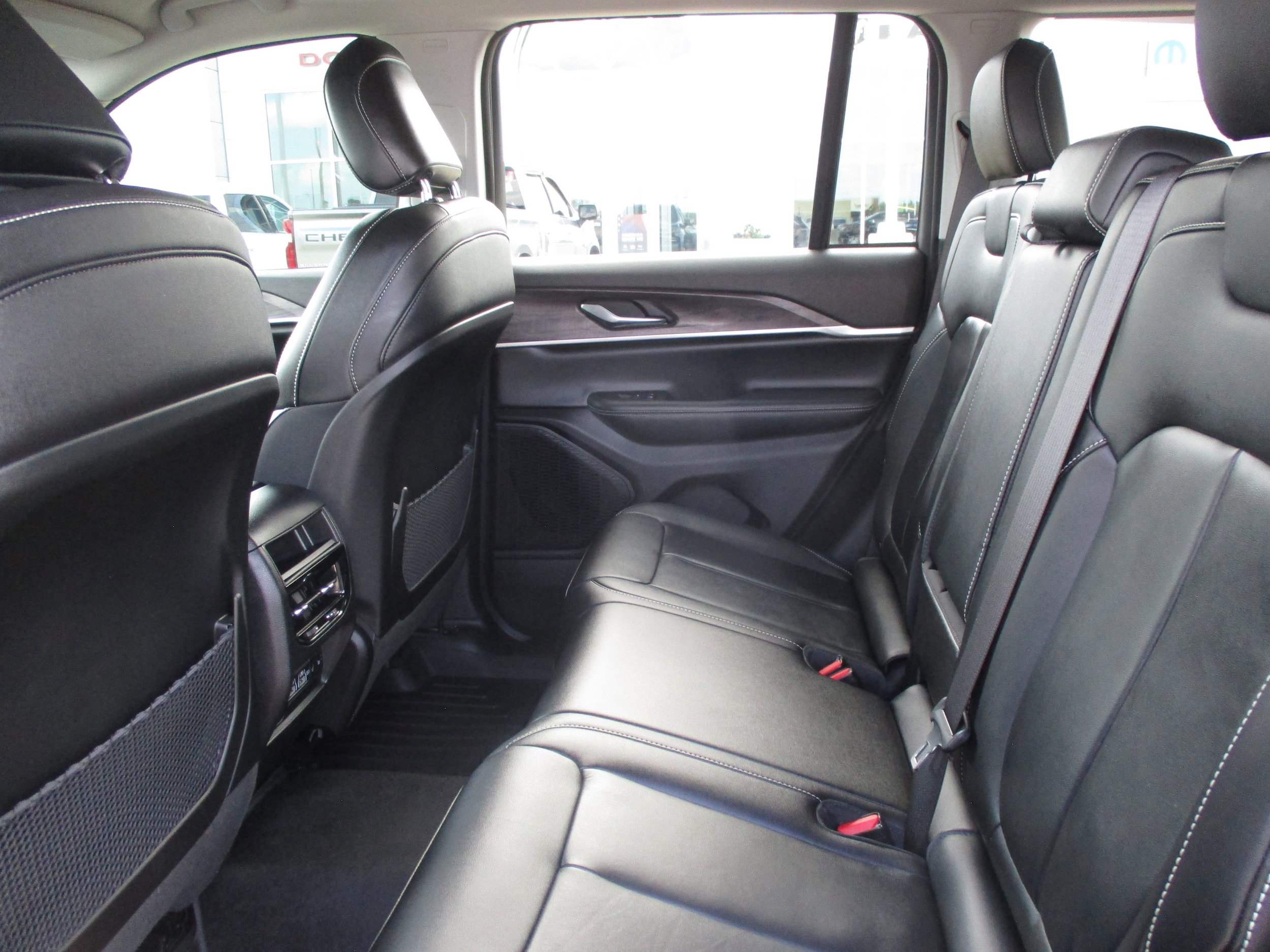 Used 2023 Jeep Grand Cherokee Limited AWD/4WD image 38