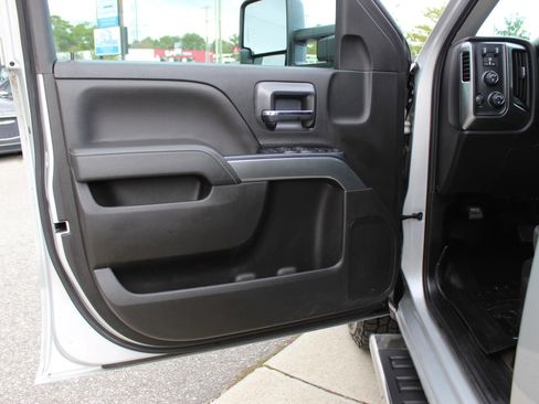 Used 2018 Chevrolet Silverado 1500 LT w/ Trailering Package image 11