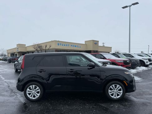 Used 2022 Kia Soul LX image 17