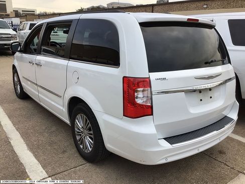 Used 2014 Chrysler Town & Country Touring-L w/ Driver Convenience Group image 6