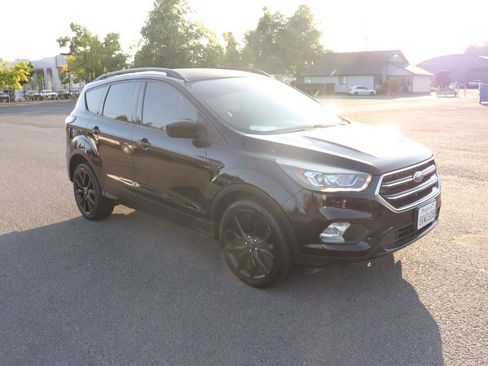 Used 2018 Ford Escape SE w/ SE Sport Appearance Package FWD image 3