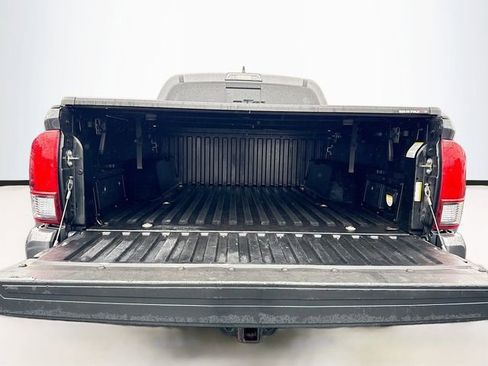 Used 2018 Toyota Tacoma TRD Sport image 26
