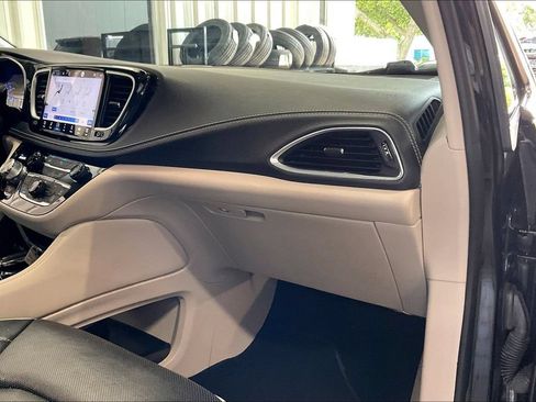 Used 2023 Chrysler Pacifica Limited FWD image 25