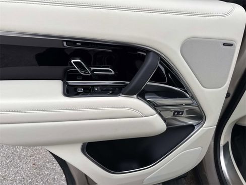 Used 2023 Land Rover Range Rover SE image 12