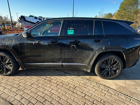 Used 2024 Jeep Wagoneer Launch Edition image 11