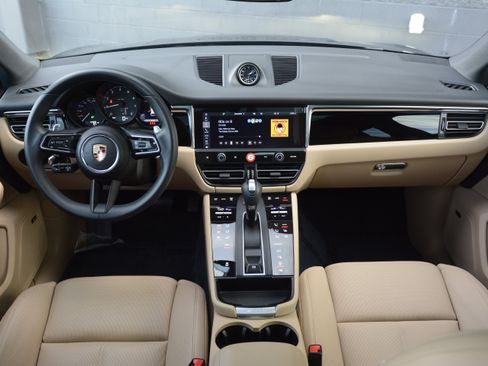Certified 2025 Porsche Macan image 12