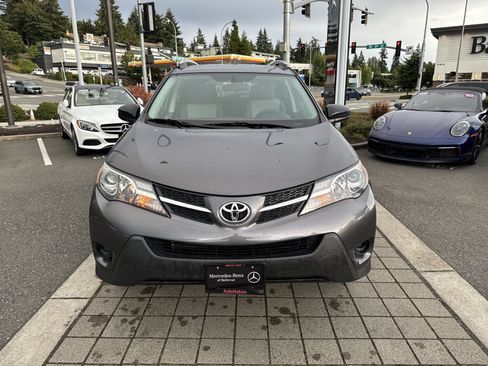 Used 2014 Toyota RAV4 LE AWD/4WD image 2