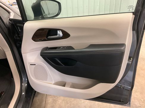 Used 2022 Chrysler Pacifica Limited AWD/4WD image 31