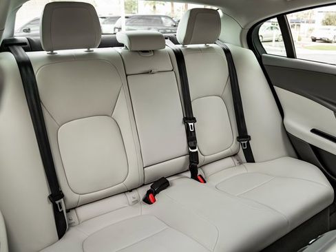 Used 2019 Jaguar XE Premium image 23