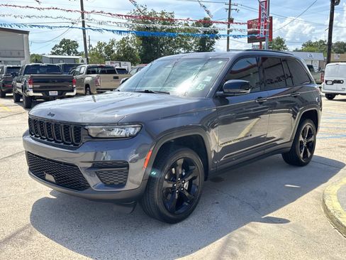 Used 2024 Jeep Grand Cherokee Altitude RWD image 3