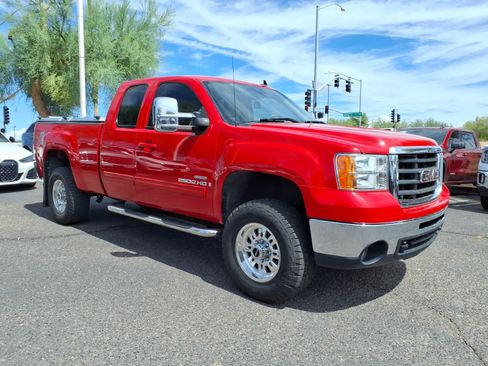 Used 2008 GMC Sierra 2500 SLT w/ Z71 Off-Road Package AWD/4WD image 3