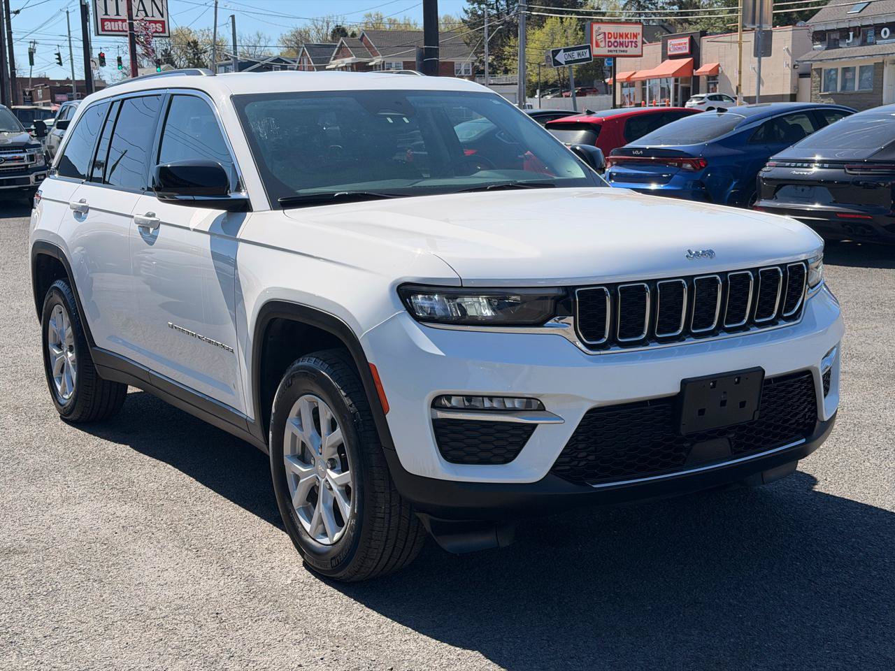 Used 2023 Jeep Grand Cherokee Limited AWD/4WD image 3