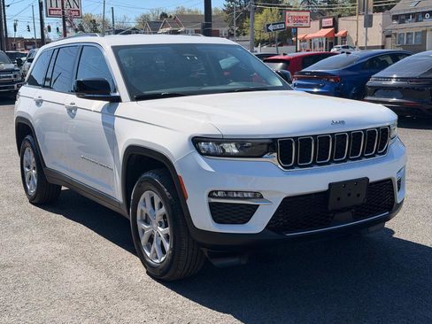 Used 2023 Jeep Grand Cherokee Limited AWD/4WD image 3