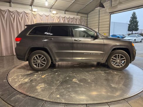 Used 2018 Jeep Grand Cherokee Laredo image 4