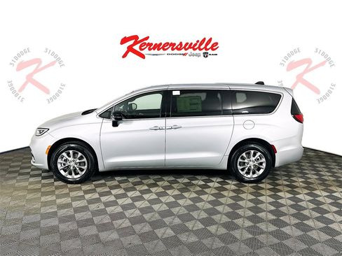 New 2026 Chrysler Pacifica Limited image 4