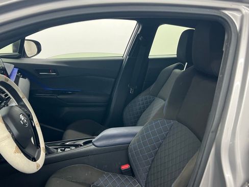 Used 2020 Toyota C-HR XLE image 6