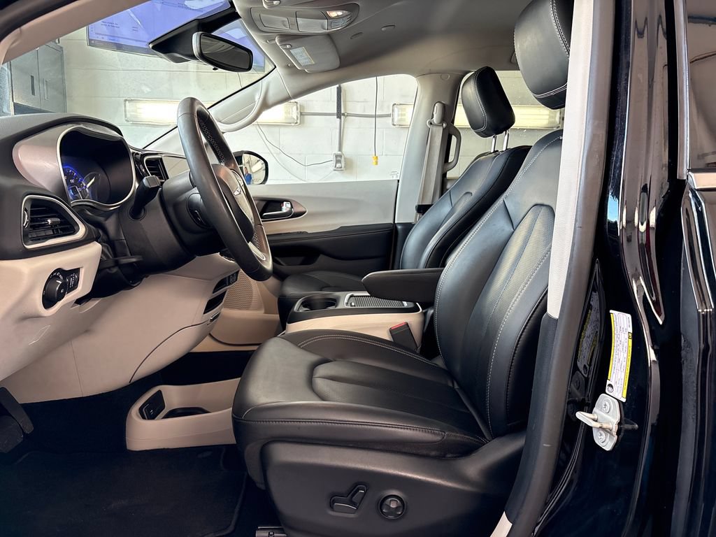 Used 2024 Chrysler Pacifica Touring-L FWD image 15