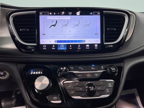 Used 2023 Chrysler Pacifica Limited w/ Uconnect Theater Family Group FWD image 26