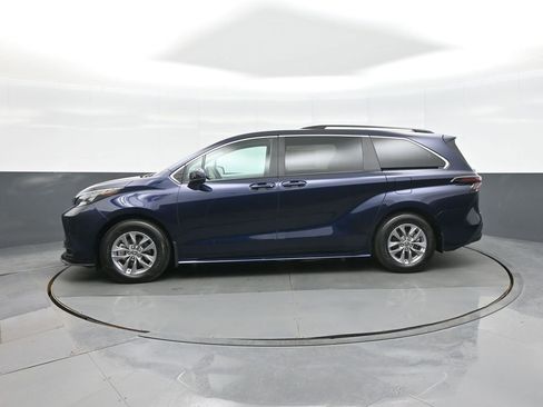 Used 2025 Toyota Sienna LE image 4