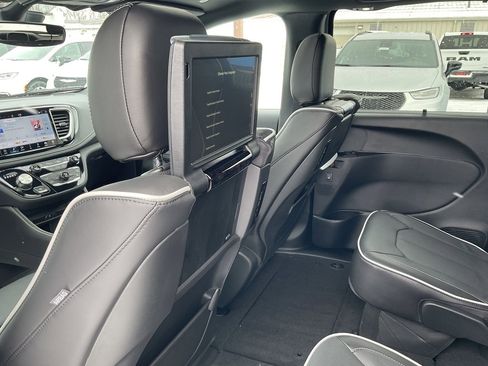New 2026 Chrysler Pacifica Limited w/ Uconnect Theater Family Group image 13