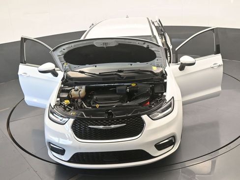 Used 2023 Chrysler Pacifica Touring-L image 73