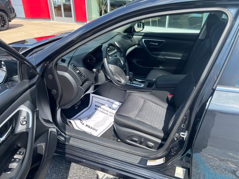 Used 2016 Nissan Altima 2.5 SV w/ Convenience Package FWD image 2
