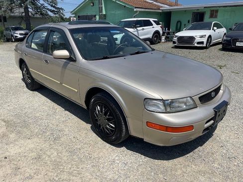Used 1996 Nissan Maxima SE FWD image 4